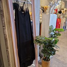 Lade das Bild in den Galerie-Viewer, Schwarze Spitze Dress
