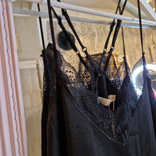 Lade das Bild in den Galerie-Viewer, Schwarze Spitze Dress
