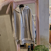 Lade das Bild in den Galerie-Viewer, Hoodie mit Satinband

