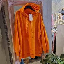 Lade das Bild in den Galerie-Viewer, Hoodie mit Satinband
