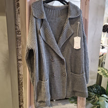 Lade das Bild in den Galerie-Viewer, Zweireiher Strickjacke Boston
