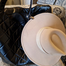 Lade das Bild in den Galerie-Viewer, Clip your Hat
