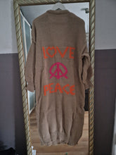 Lade das Bild in den Galerie-Viewer, Strickmantel Love &amp; Peace
