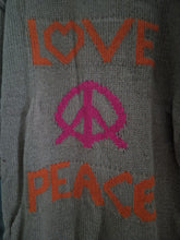 Lade das Bild in den Galerie-Viewer, Strickmantel Love &amp; Peace
